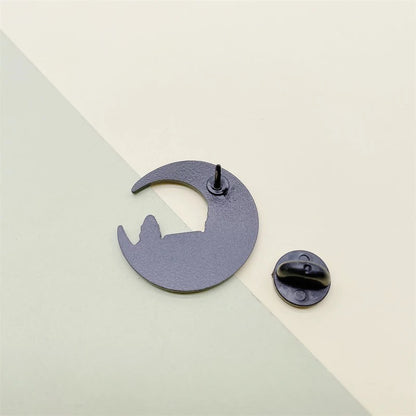 Mond mit Bergblick-Anstecker