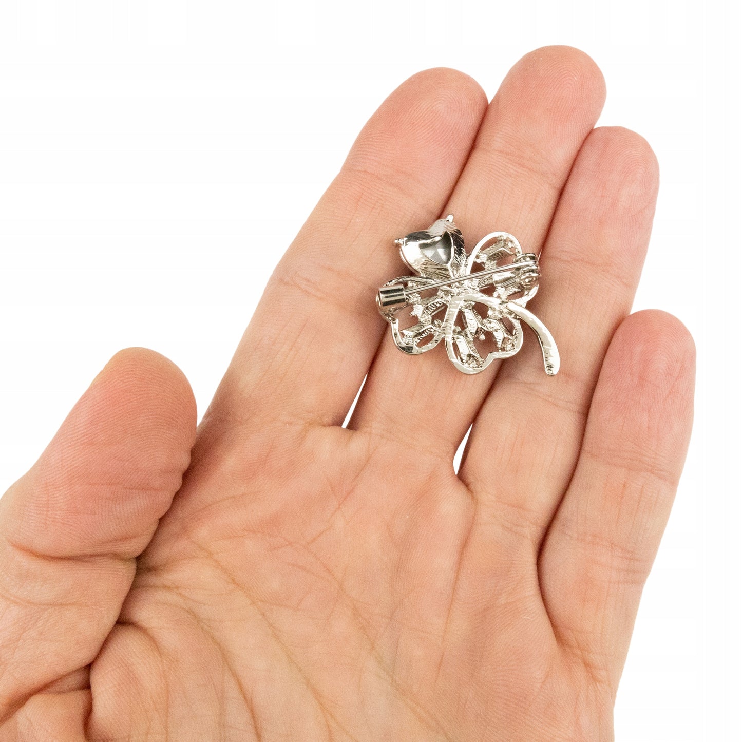 Silbernes Kleeblatt mit weißen Zirkonen und einem Herz - eine Glücksbrosche