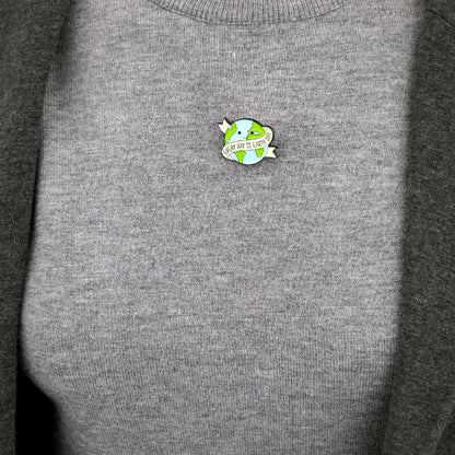 Ökologischer Pin in Form des Planeten Erde mit dem Slogan „Every Day Is Earth Day“