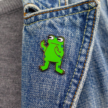 Gemeiner Frosch zeigt Mittelfinger - Coole Anstecknadel