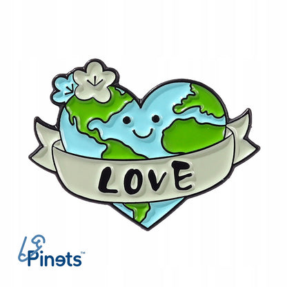 Umweltfreundlicher Pin mit einem Herz in Form des Planeten Erde und der Aufschrift „Love“