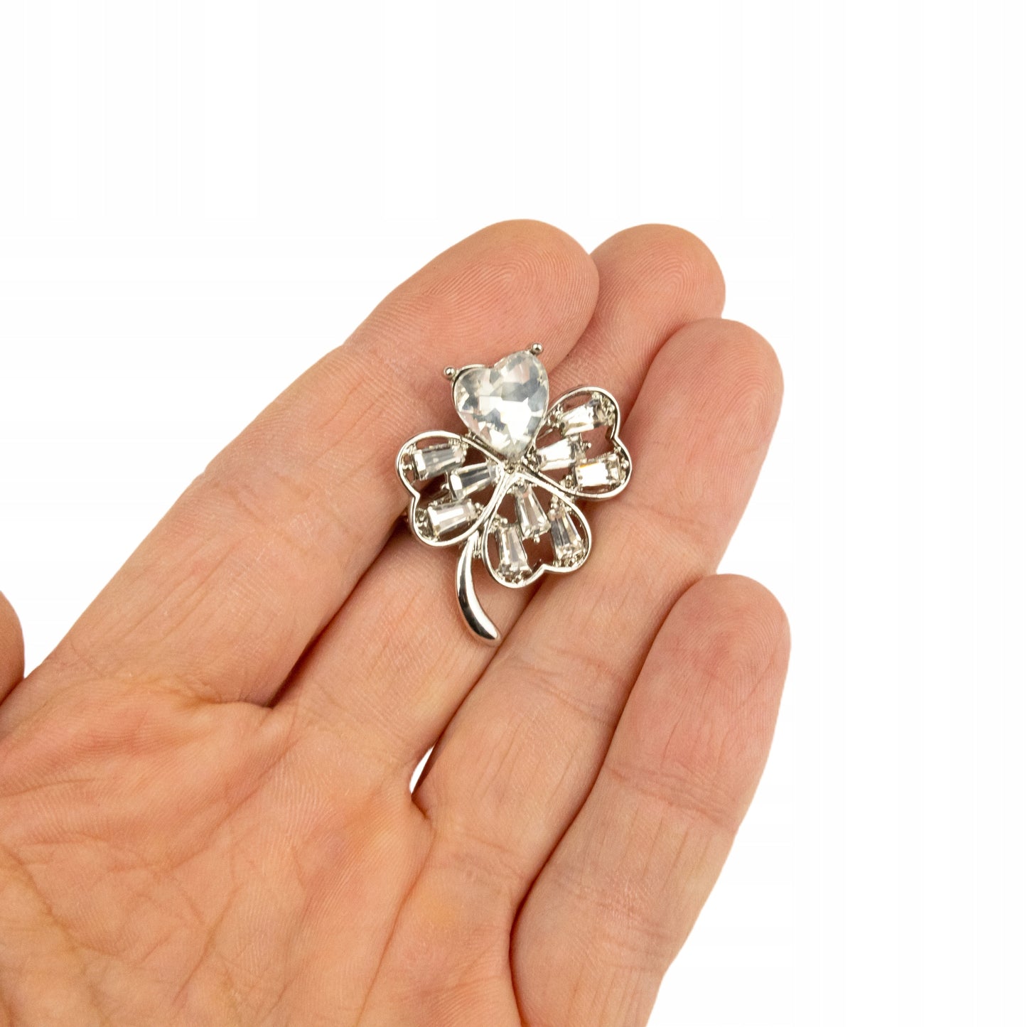 Silbernes Kleeblatt mit weißen Zirkonen und einem Herz - eine Glücksbrosche