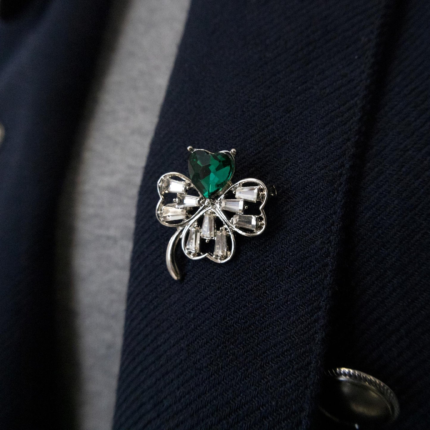 Silbernes Kleeblatt mit grünem Herz - Brosche mit Zirkonia