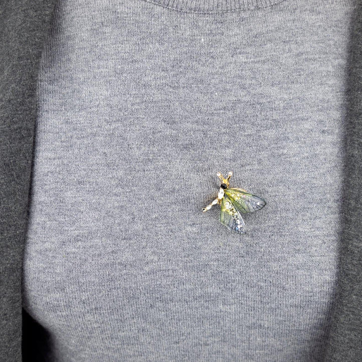 Kleiner Schmetterling mit grünen Harzflügeln - Brosche