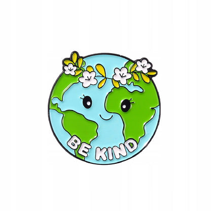 Ökologische Anstecknadel in Form des Planeten Erde mit einem Kranz und dem Slogan „Be Kind“