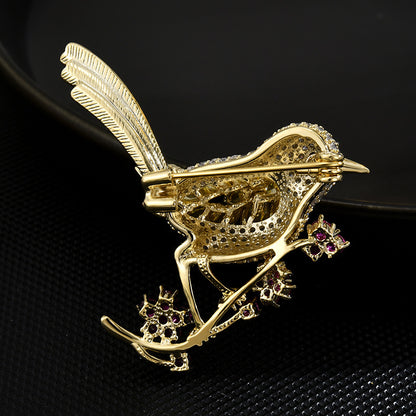 Vogel auf einem Ast mit Blumen - 14K vergoldete Brosche