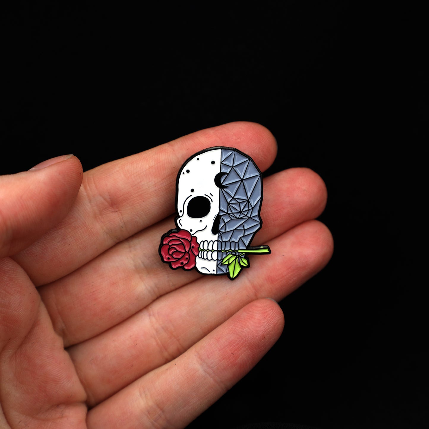 Totenkopf mit Rose - Anstecker