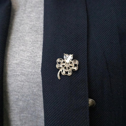 Silbernes Kleeblatt mit weißen Zirkonen und einem Herz - eine Glücksbrosche