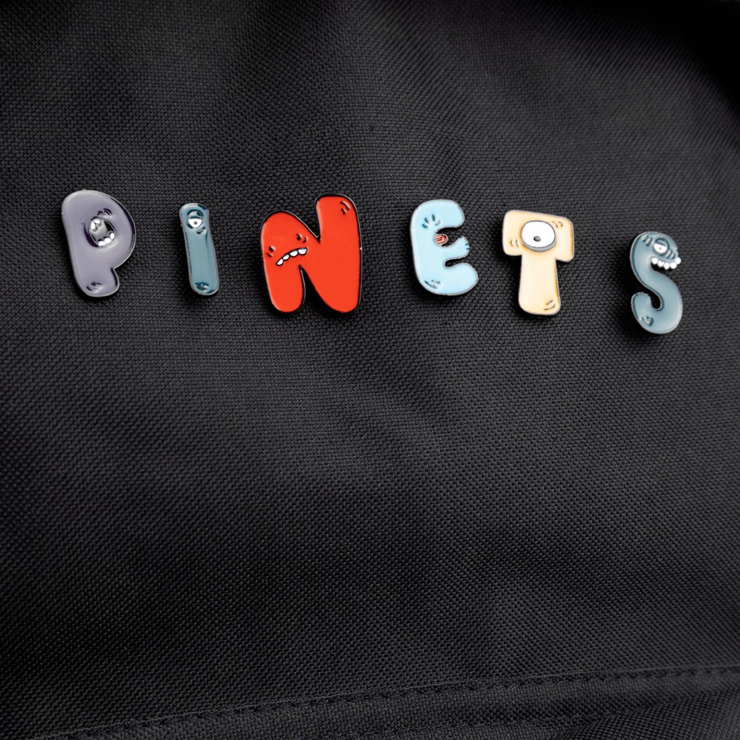 Buchstabe F mit Zähnen - lila Anstecknadel