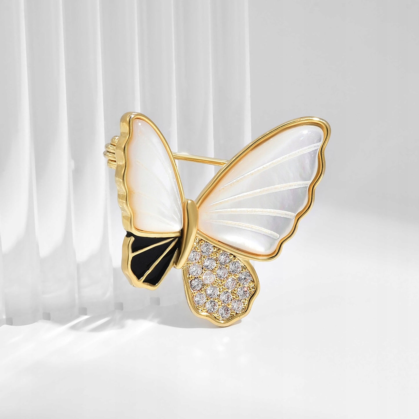Schmetterling gefüllt mit Perlmutt - 14K vergoldete Brosche