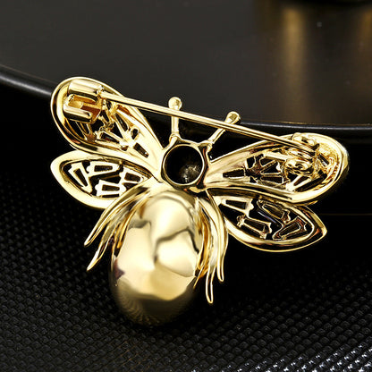 Goldene Fliege mit grünem Hinterleib - 14K vergoldete Brosche