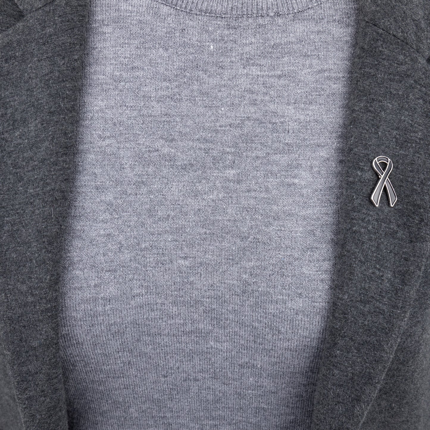 Schwarz-silbernes Trauerband - ein Abzeichen für eine Beerdigung oder Trauer