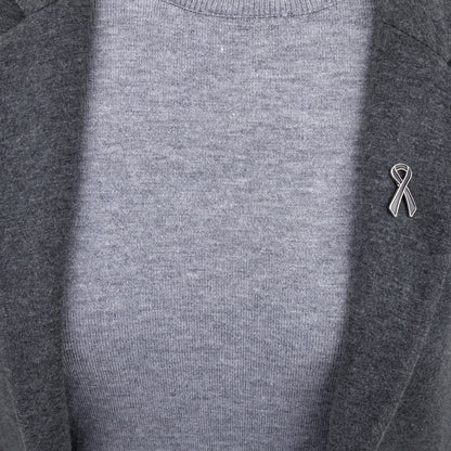 Schwarz-silbernes Trauerband - ein Abzeichen für eine Beerdigung oder Trauer