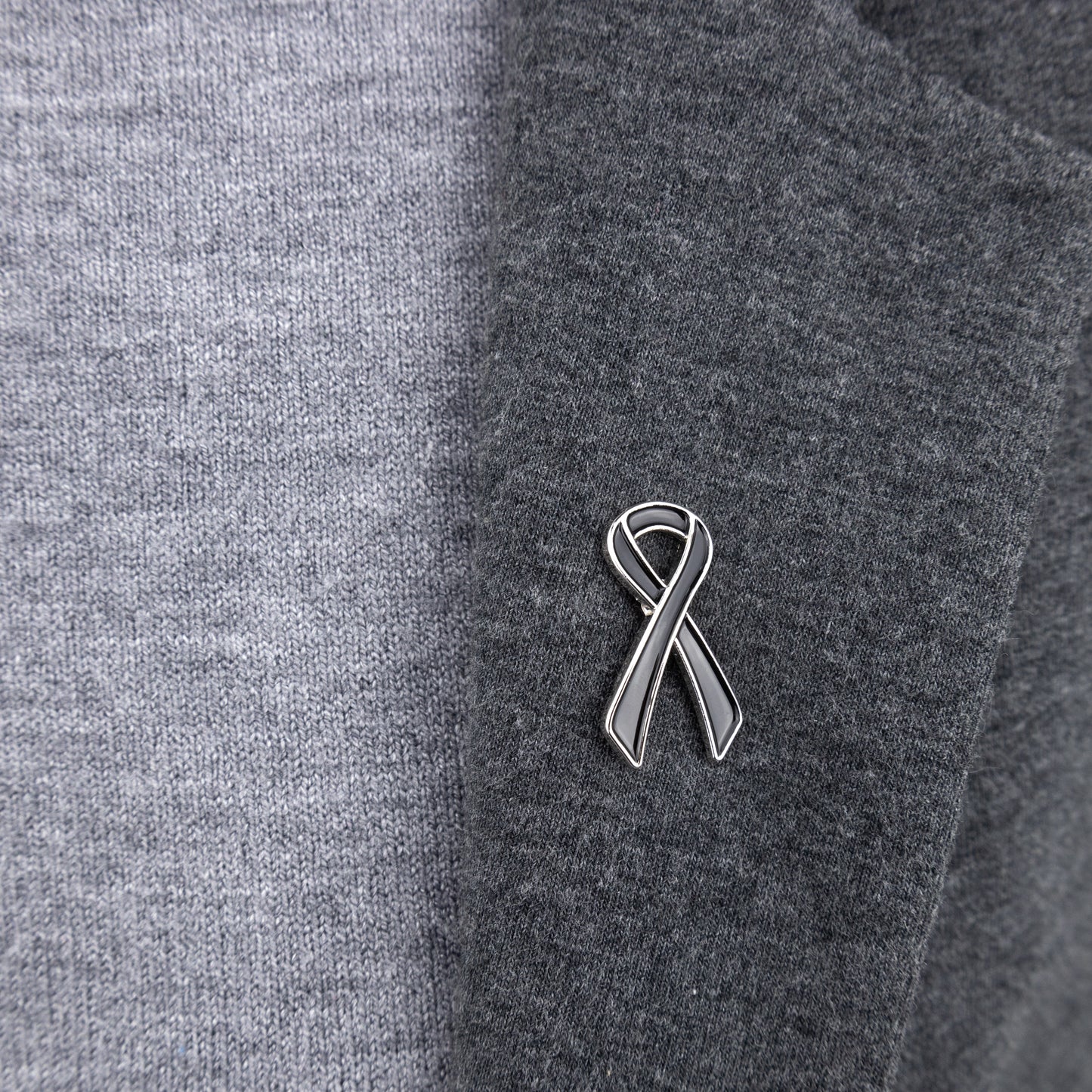 Schwarz-silbernes Trauerband - ein Abzeichen für eine Beerdigung oder Trauer