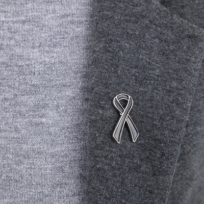 Schwarz-silbernes Trauerband - ein Abzeichen für eine Beerdigung oder Trauer