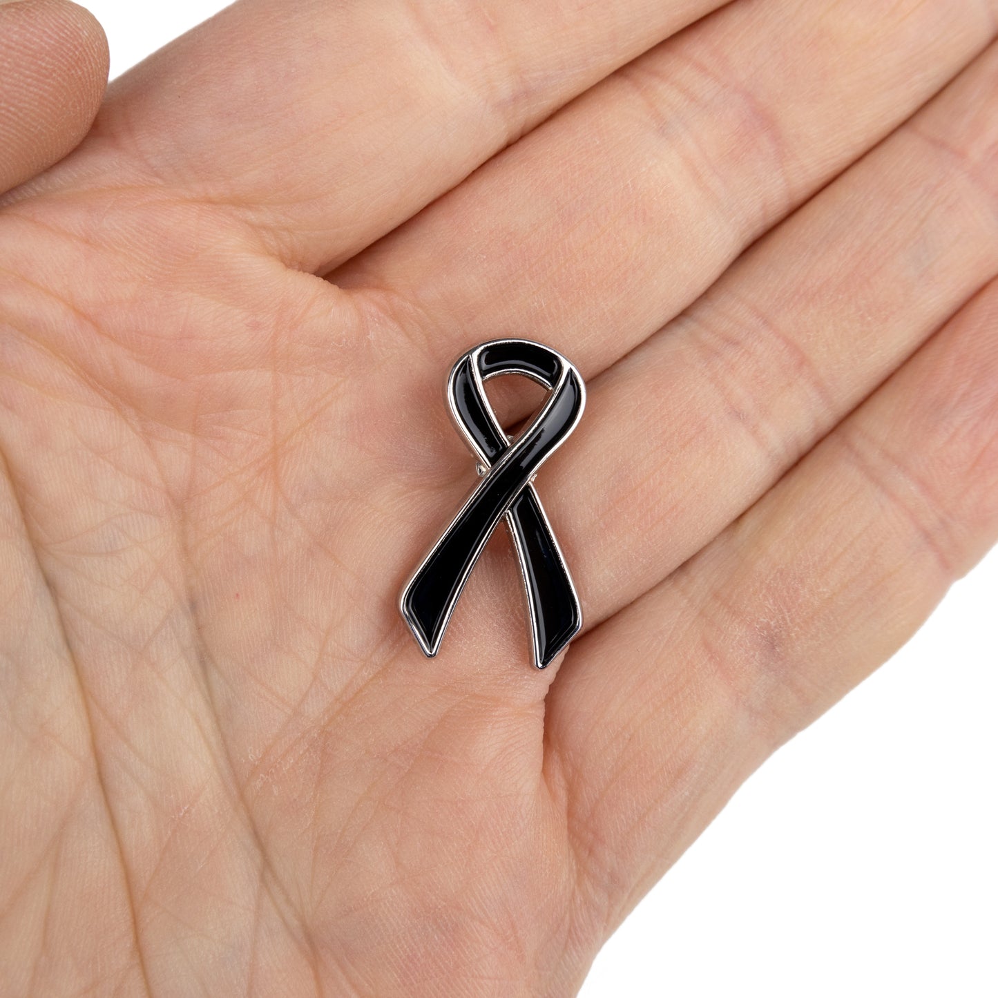 Schwarz-silbernes Trauerband - ein Abzeichen für eine Beerdigung oder Trauer