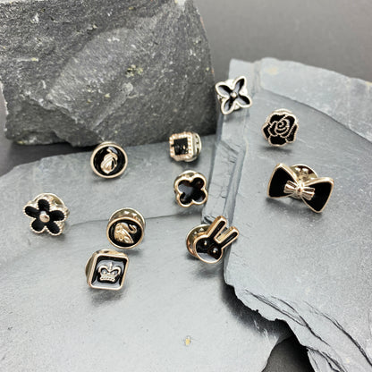 10er-Set Pins mit femininen Motiven