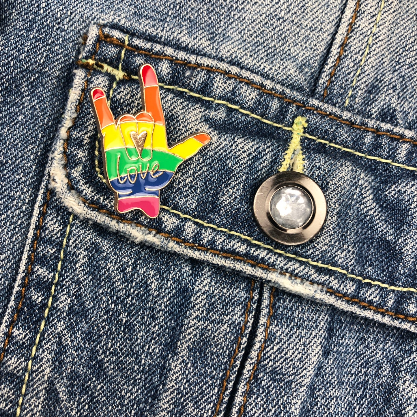 Regenbogen Hand Liebe Button