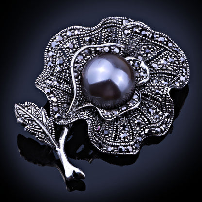 Blumenbrosche mit Perle