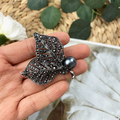 Blätterbrosche mit Perle