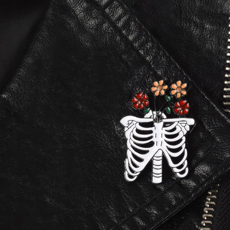 Szkielet z kwiatami przypinka - Pinets Polska