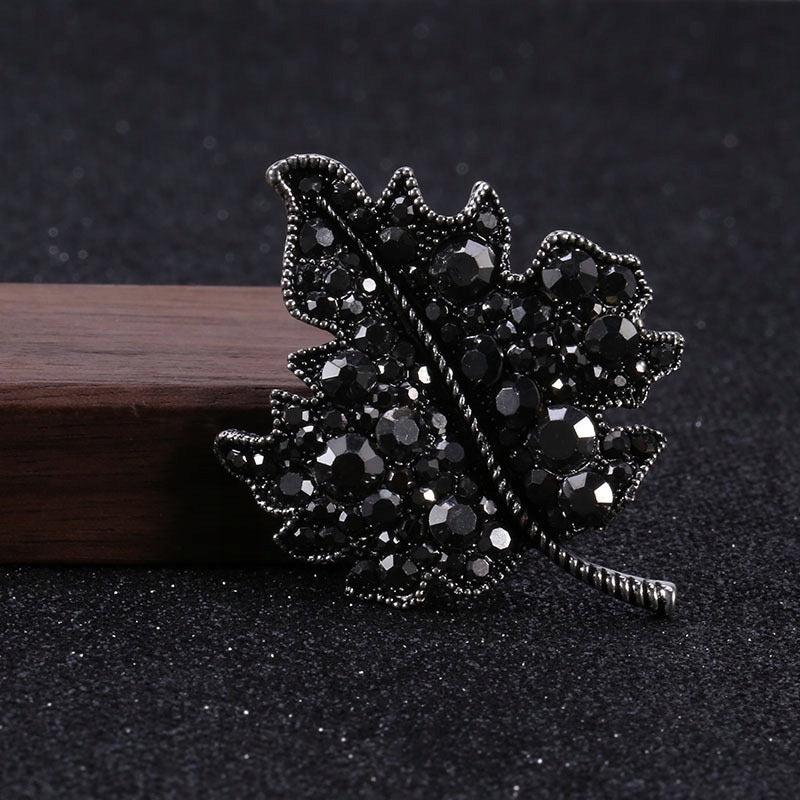 Silberne Blattbrosche mit Zirkonia