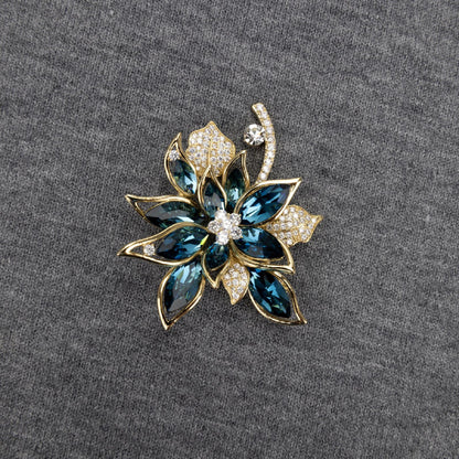 Blaue Blume mit Zirkonia – 14 Karat vergoldete Brosche