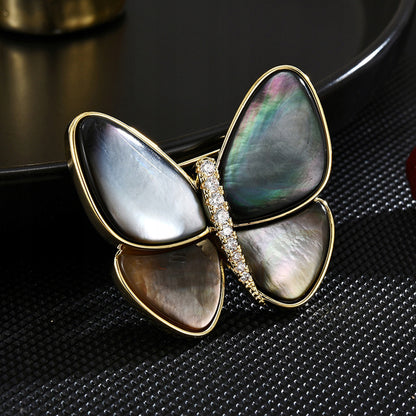 Schmetterling gefüllt mit Perlmutt - 14K vergoldete Brosche