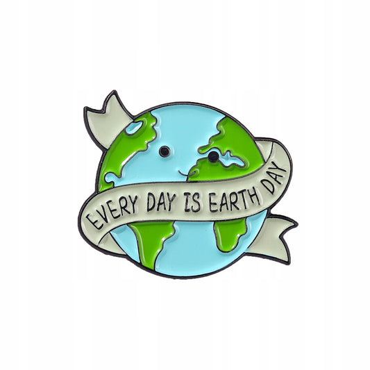 Ökologischer Pin in Form des Planeten Erde mit dem Slogan „Every Day Is Earth Day“