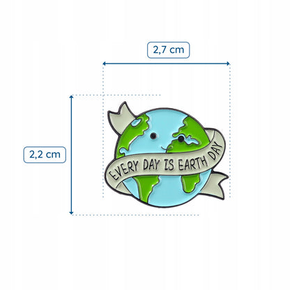 Ökologischer Pin in Form des Planeten Erde mit dem Slogan „Every Day Is Earth Day“