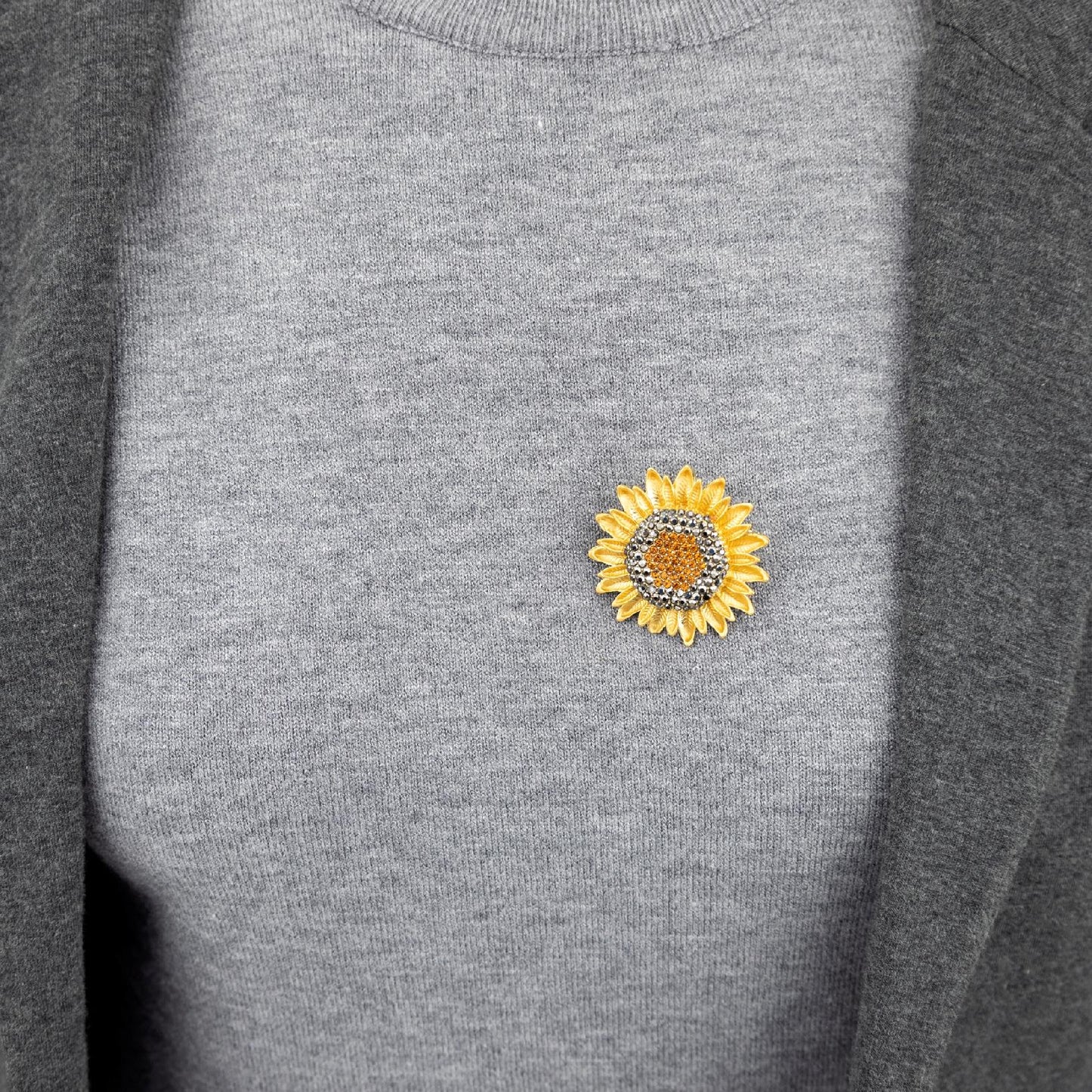Sonnenblume - eine bezaubernde Brosche mit Anhänger